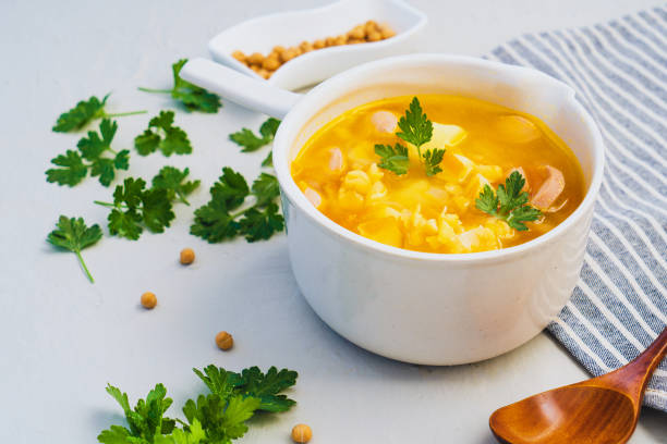 sabrosa sopa tradicional de guisantes con salchicha ahumada servida en tazón blanco - yellow split pea soup fotografías e imágenes de stock