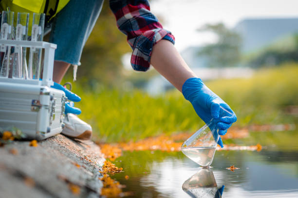 manos de científicos recolectando muestras de agua para análisis e investigación sobre la calidad del agua. - experimento científico fotografías e imágenes de stock