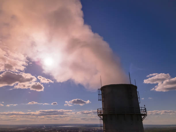 発電所の煙突の空撮。発電、石炭を燃やすための発電所。燃料からの濃い煙。大気汚染,有害排出物・地球温暖化,生態学的問題 - dioxin ストックフォトと画像