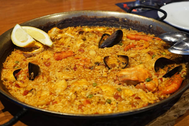 paella aux fruits de mer en gros plan - food rice lobster scampi photos et images de collection