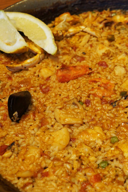 paella aux fruits de mer en gros plan - food rice lobster scampi photos et images de collection