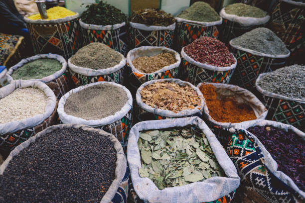 várias especiarias coloridas e sementes de grãos no famoso bazar khan el-khalili e souq (ou souk) no centro histórico do cairo - el khalili - fotografias e filmes do acervo