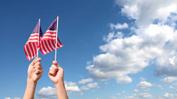 空の背景にアメリカの国旗。独立記念日のコンセプト。アメリカの祝日。 - flag day ストックフォトと画像