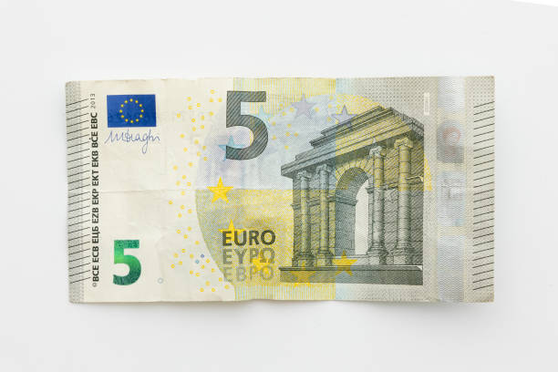 구부러진 오래된 € 5 지폐 - five euro banknote european union currency number 5 paper currency 뉴스 사진 이미지
