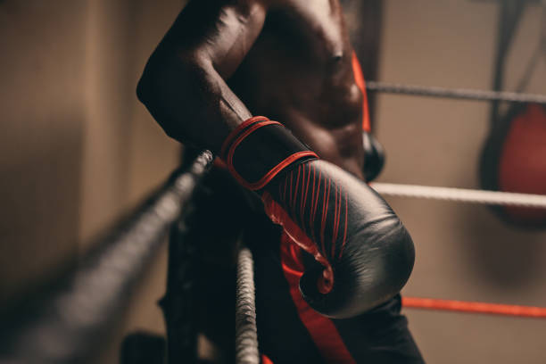 권투 반지의 밧줄에 기대어 쉬는 복서 - men sweat combative sport boxing 뉴스 사진 이미지