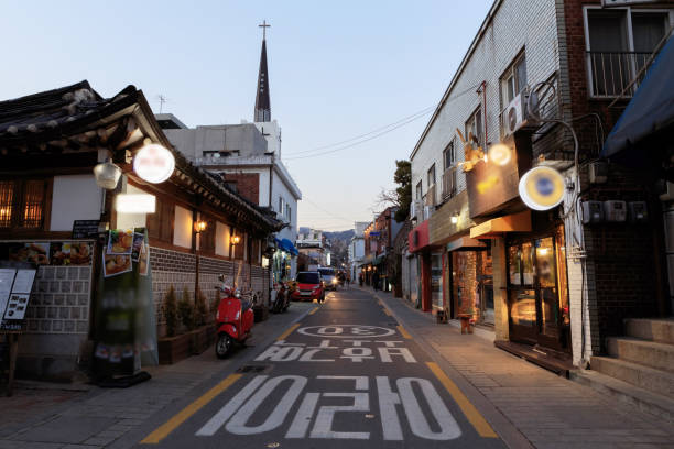 vita di strada a seoul al crepuscolo, corea del sud - korean culture foto e immagini stock
