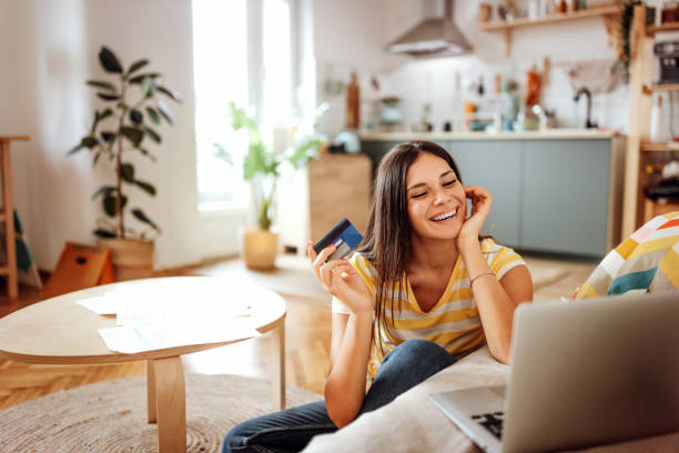 интернет-магазины - credit card women laptop electronic banking стоковые фото и изображения