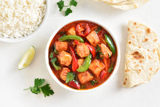 curry de pollo rojo al estilo tailandés - panang curry fotografías e imágenes de stock