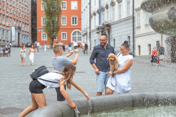 familia divirtiéndose en la ciudad - sprinkling can fotografías e imágenes de stock