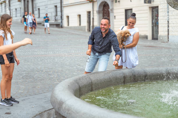 familia divirtiéndose en la ciudad - sprinkling can fotografías e imágenes de stock