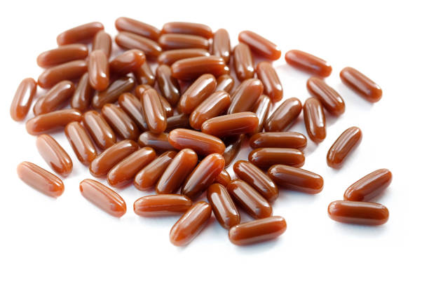 lecitina em cápsulas marrons fecham. - lecithin capsule brown vitamin pill - fotografias e filmes do acervo