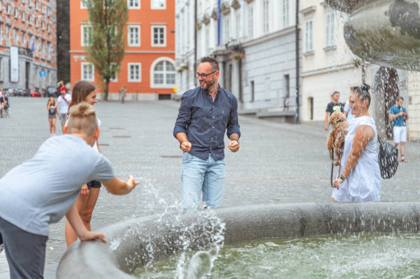 familia divirtiéndose en la ciudad - sprinkling can fotografías e imágenes de stock