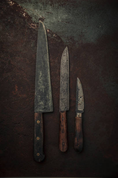 table top view of three rustic knives on old rusty metallic background - knife table knife kitchen knife penknife imagens e fotografias de stock