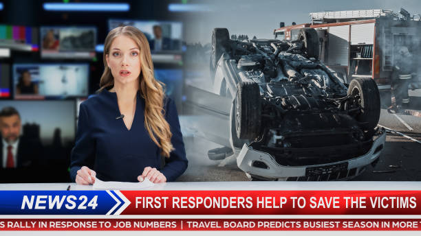 Breaking TV News Live Report: Anchorwoman Talks about Segment with Rescue Team of Firefighters Save Victims of Car Crash Traffic Accident. Television Program on Cable Channel Concept. informe en vivo de noticias de televisión de última hora: presentadora habla sobre el segmento con el equipo de rescate de bomberos para salvar a las víctimas de un accidente automovilístico. programa de televisión en cable concepto de canal.