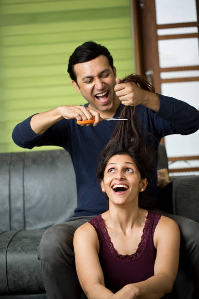 自宅で妻の髪を切る面白い男 - terrified hairdresser hairstyle color image ストックフォトと画像