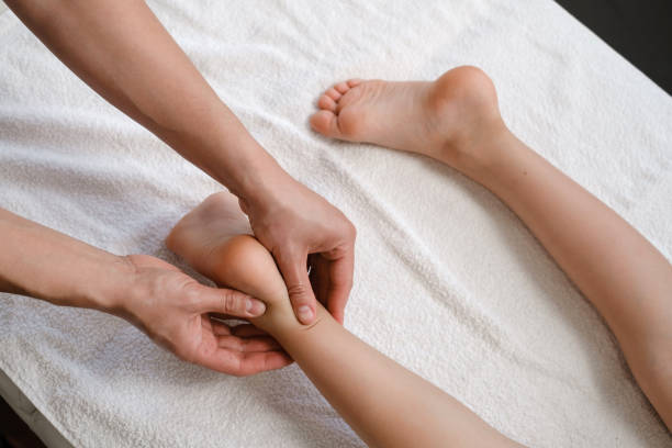 рефлексология детский массаж стоп крупным планом - foot massage фотографии стоковые фото и изображения