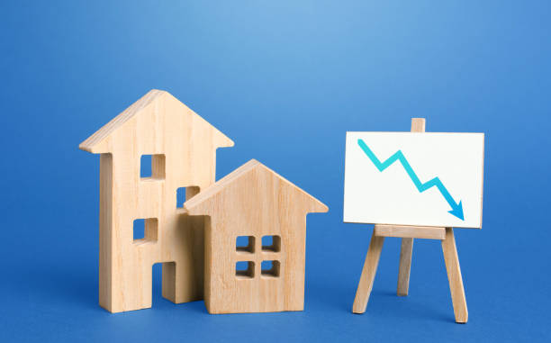 figuren von häusern und abwärtspfeil zeigen negative trendstaffel. große aktionen und rabatte auf hausverkäufe. spezielle kaufangebote. geringe nachfrage nach immobilien und wohnraum, rezession des wirtschaftlichen abschwungs. - price drop stock-fotos und bilder