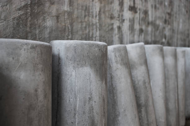 fila di pilastri cilindrici in calcestruzzo in piedi - cement factory industry manufacturing cement truck foto e immagini stock