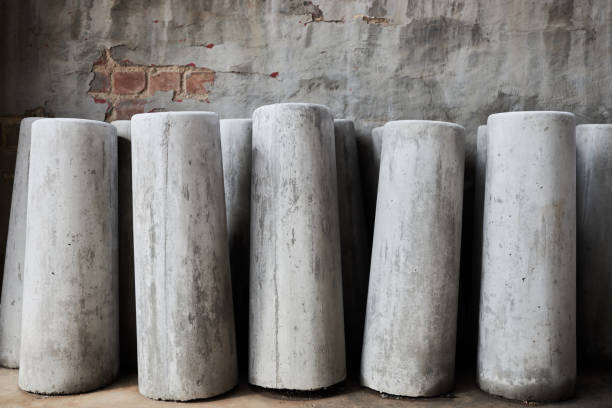 pilastri cilindrici in calcestruzzo in piedi - cement factory industry manufacturing cement truck foto e immagini stock