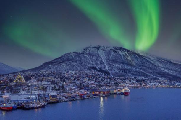 les aurores boréales au-dessus de tromso, norvège - tromso lofoten and vesteral islands lofoten norway photos et images de collection