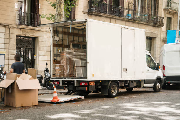 перемещение грузовика в городе - moving van стоковые фото и изображения
