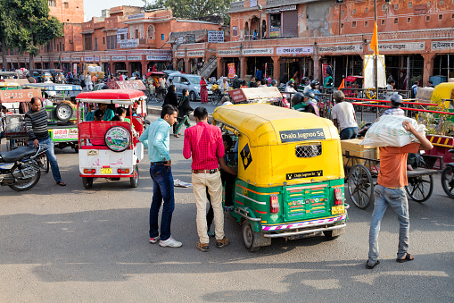 Jaipur, Indien - January 7, 2020: Street scene in Jaipur showing traffic including rickshaws and motorcycles, India, Asia.