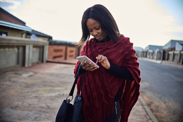 テストメッセージの受信 - africa african descent women poverty ストックフォトと画像