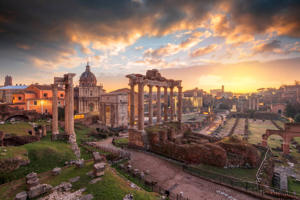 歴史的なフォロ・ロマーノにおけるイタリア、ローマ - ancient rome 写真 ストックフォトと画像