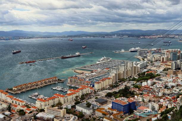 une vue aérienne du port de gibraltar et de la baie de gibraltar depuis le sommet du rocher de gibraltar - rock of gibraltar photos et images de collection