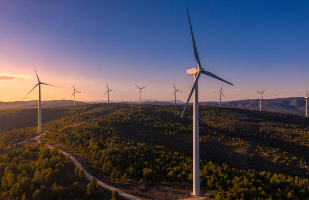 molinos eólicos de energía renovable - wind power fotografías e imágenes de stock