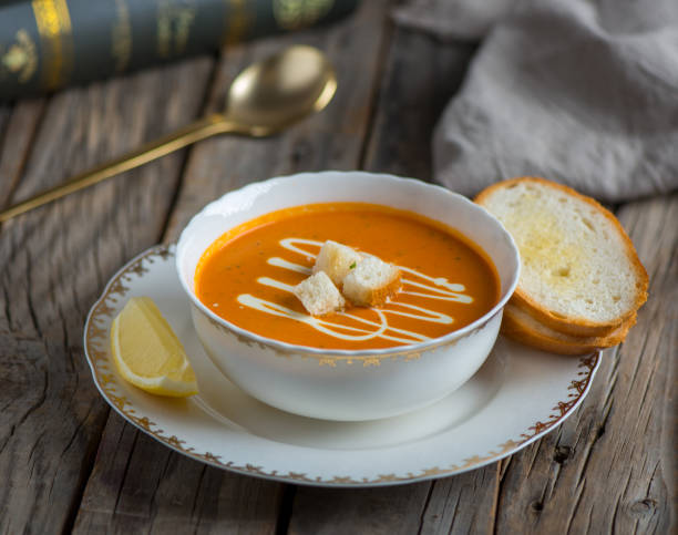 수프의 나무 배경 측면보기에 고립 된 그릇에 제공되는 마늘 빵을 곁들인 토마토 수프 - tomato soup red basil table 뉴스 사진 이미지