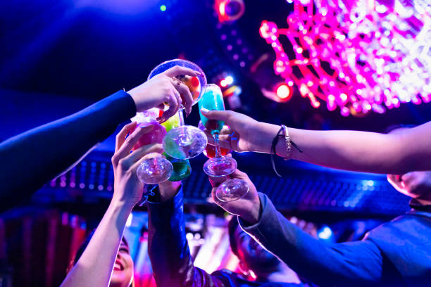 cheers - party nightclub night toast - fotografias e filmes do acervo