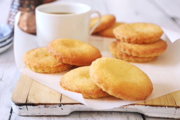 bretões caseiros palets. biscoitos de bretão salgados e xícara de café - shortbread - fotografias e filmes do acervo