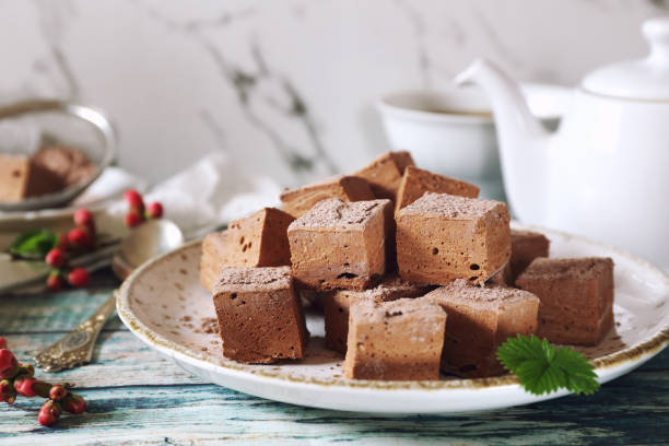 marshmallow al cioccolato fatti in casa cubetti dolci e tazza di tè - 5547 foto e immagini stock