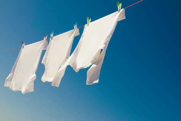 белая одежда - hang to dry стоковые фото и изображения