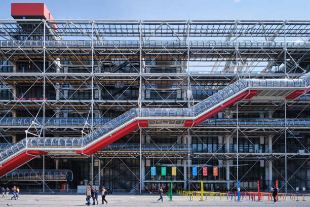 centre georges pompidou und details der fassade, - contemporary staircase design escalator stock-fotos und bilder