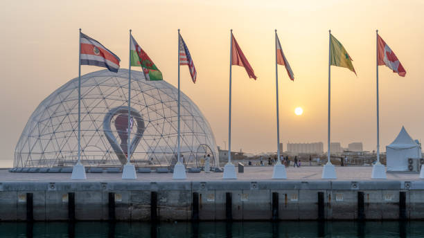 чемпионат мира по футболу fifa в катаре 2022 официальные часы обратного отсчета на набережной - qatar стоковые фото и изображения