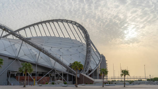 国立競技場としても知られるハリファ国際スタジアムは、カタールのドーハにある多目的スタジアムで、アスパイアアカデミー、ハマドアクアティックセンター、アスパイアタワーを含むド� - multi national ストックフォトと画像