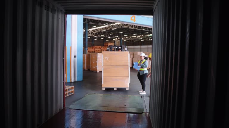 Operator Loading Box 5,700+ Forklift Loading Stock Videos and Royalty-Free Footage - iStock