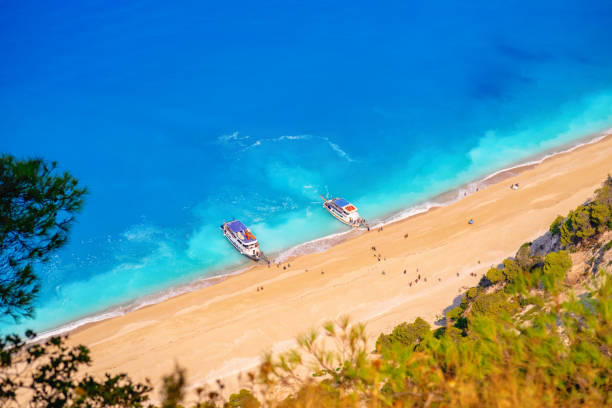 Beach destinations in Lefkada.Aerial view of beautiful sandy beach and soft turquoise ocean wave. Tropical sea in summer season beach on Lefkada island.Beautiful beach in Greece.Famous Egremnoi beach in Lefkada island, Greece. famosa playa de egremnoi en la isla de lefkada, grecia.destinos de playa en lefkada.vista aérea de la hermosa playa de arena y la suave ola turquesa del océano. mar tropical en la playa de la temporada de verano en la isla de lefkada. hermosa playa en gr