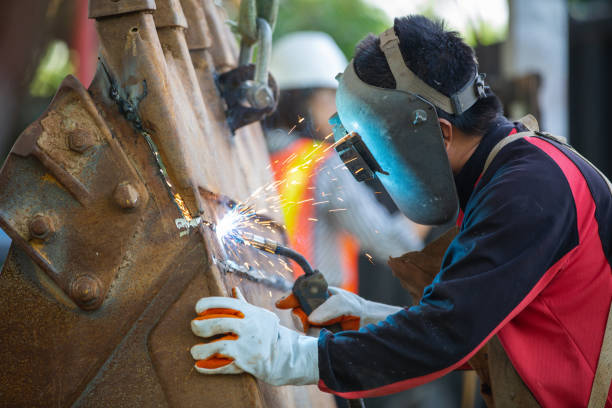 specialist welder weld construction frame, welding spark , welder is welding metalwork manufacturing and construction maintenance service. - employment issues flash imagens e fotografias de stock