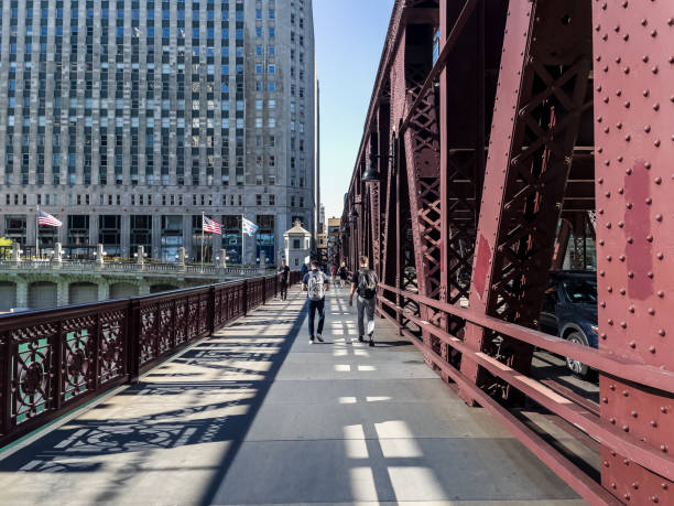 schatten von zaun und el-tracks machen muster auf der franklin st. bridge in chicago loop - rush hour commuter shadow focus on shadow stock-fotos und bilder