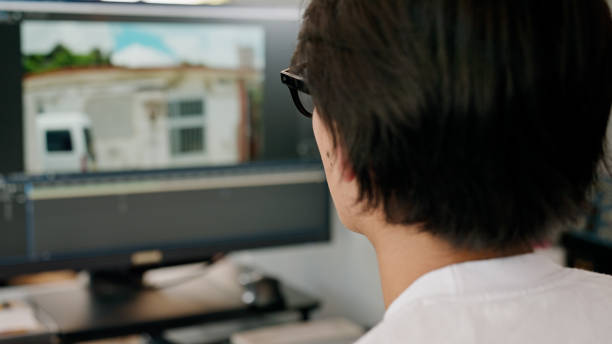 オフィスでビデオを編集している若い男性。 - business person technology digital tablet using computer ストックフォトと画像