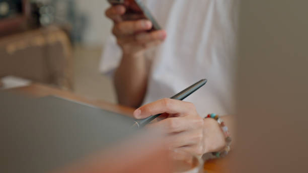スマートフォンを見つめる青年。 - business person technology digital tablet using computer ストックフォトと画像