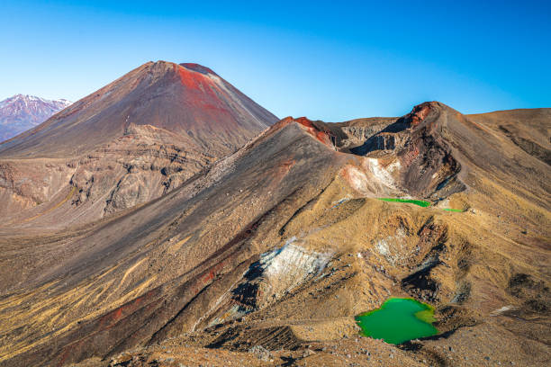 crater lakes, tongariro crossing, parc national de tongariro, nouvelle-zélande - tongariro crossing photos et images de collection