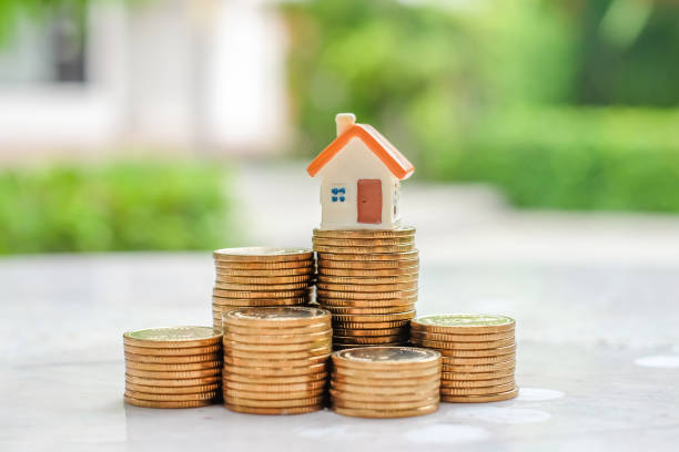 동전의 스택에 미니 하우스. 투자 부동산의 개념. - interest rate house loan budget 뉴스 사진 이미지