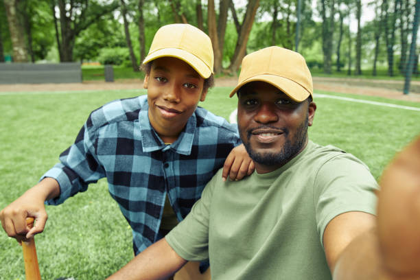 retrato de selfie de pai e filho no campo de beisebol - baseball cap cap men baseball - fotografias e filmes do acervo