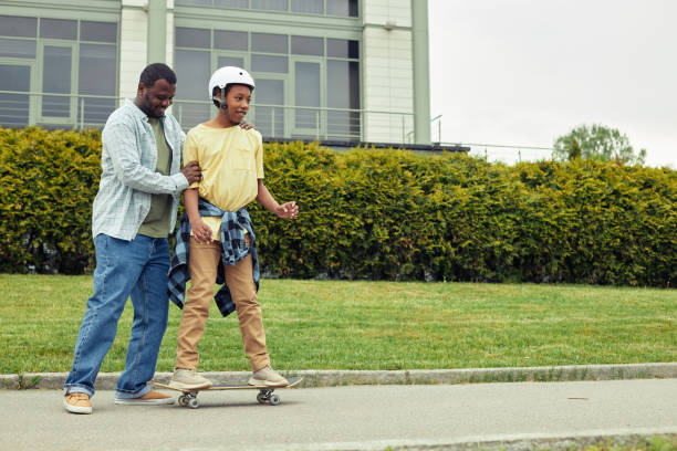 istock Father learning his son to skateboarding 1409614724