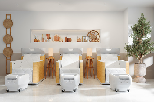 Interior del salón de belleza con sillas de pedicura de manicura y planta en maceta photo