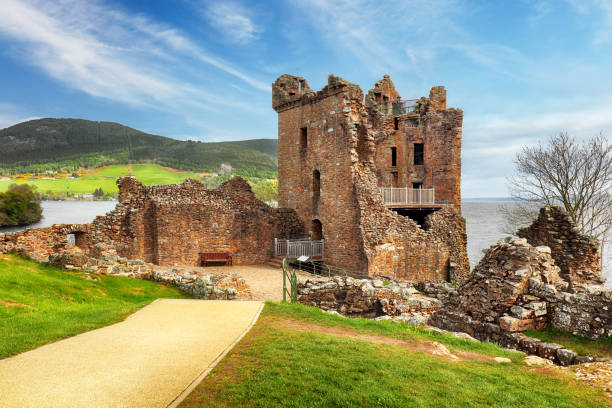 スコットランド、ネス湖近くのアーカート城の廃墟 - urquhart castle ストックフォトと画像